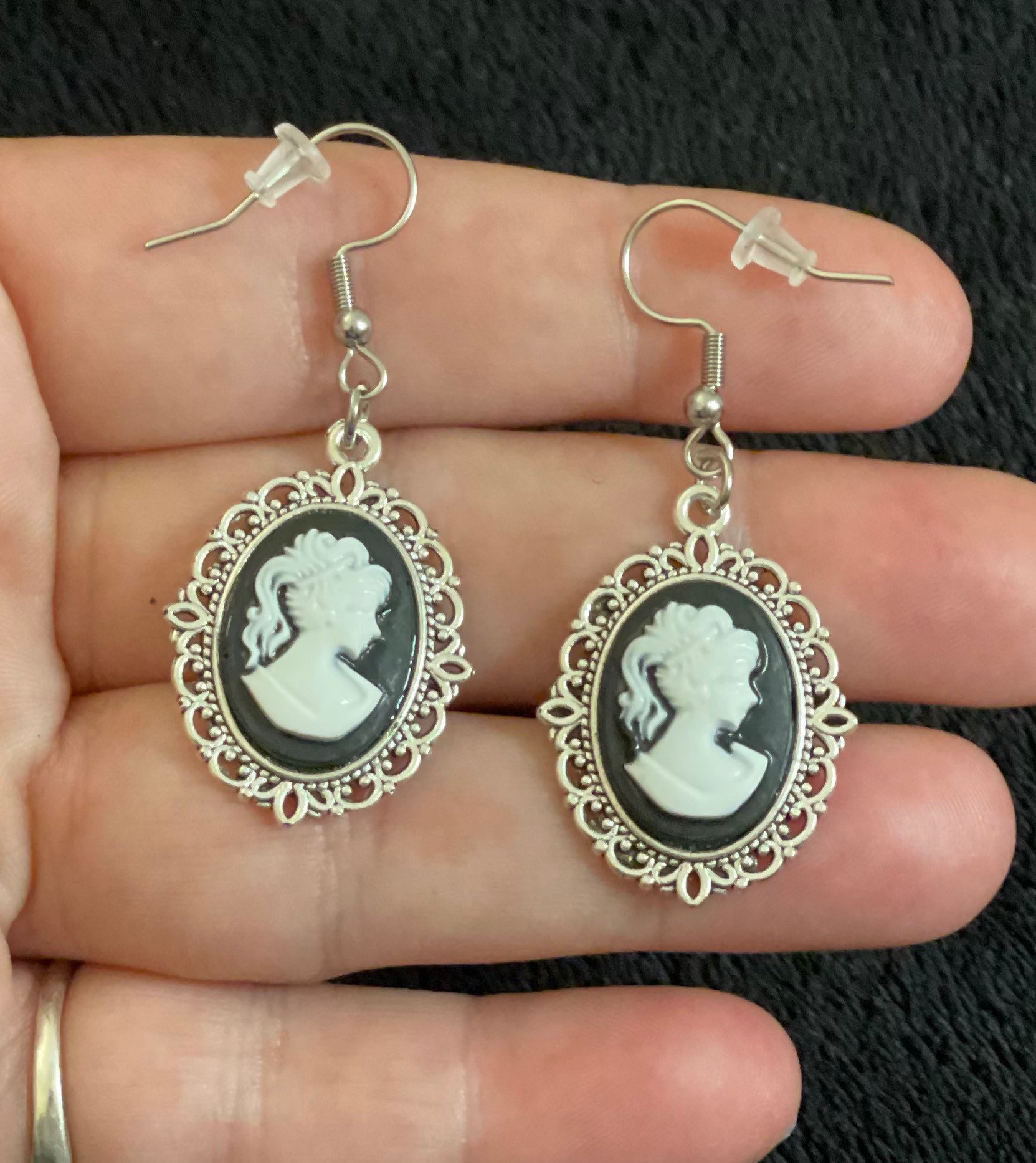 Victoriaanse Lady Cameo oorbellen met roestvrijstalen haken Vintage stijl Hanger Cabochon Zwart Steampunk Vrouw Zilver UK