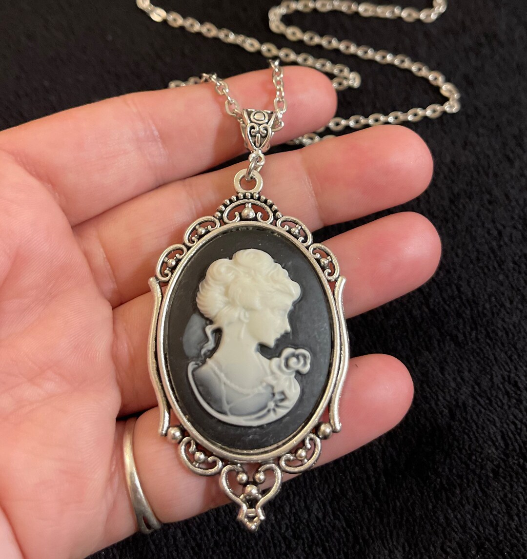 【Lavishe】Silhouette Vintage Cameo Necklace / 追跡送 Vintage Themed Victorian Cameo, Silhouette Lady Necklace