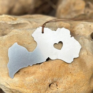 Lettland Land der blauen Seen Ornament - Optional Gravur - Edelstahl und handbemalt - Made in USA