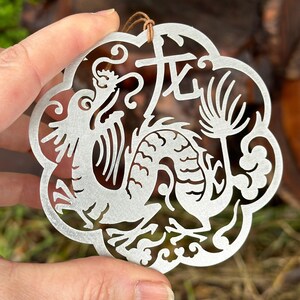 Ornement de l'année du dragon - Gravure facultative - Acier inoxydable et peint à la main - Fabriqué aux États-Unis