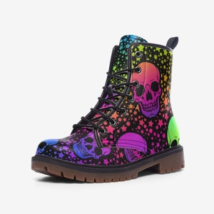 Stivali in pelle vegana con teschi arcobaleno