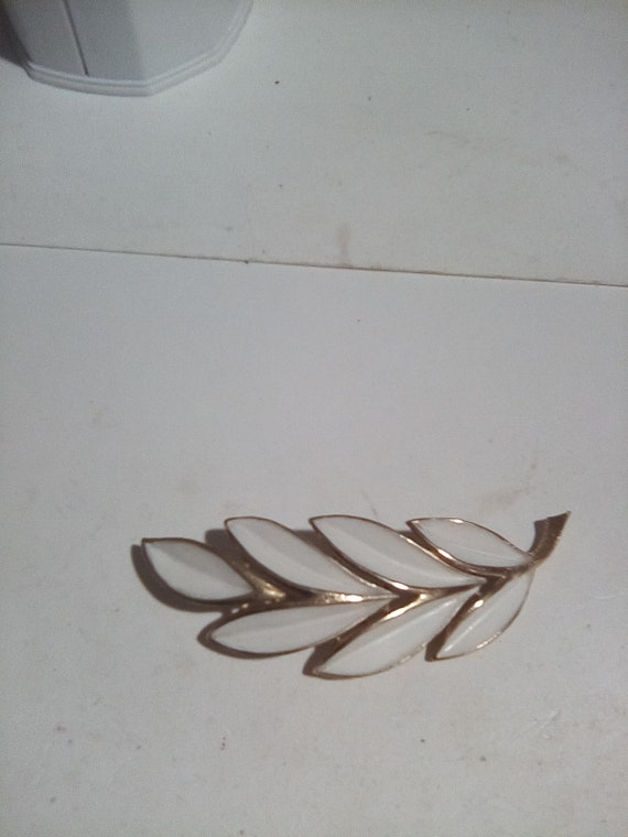 Gyn&Joy Floral Leaf Cubic Zirconia Brooch - Gold Tone Wedding & Special Occasion Jewelry