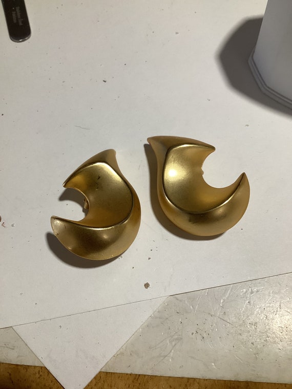 Unsigned goldtone clip earrings - image 1