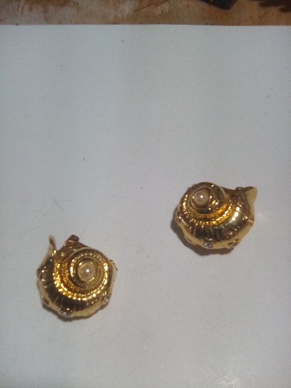 Ivana shell shaped clip earrings