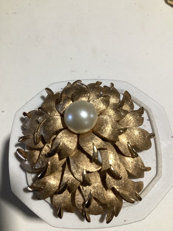 Crown Trifari goldtone & faux pearl pin - image 1