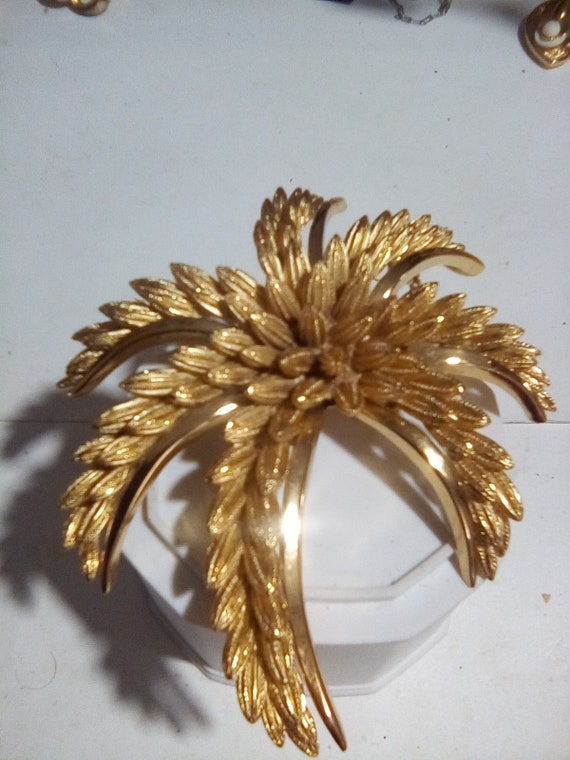 Stunning large goldtone Crown Trifari pin