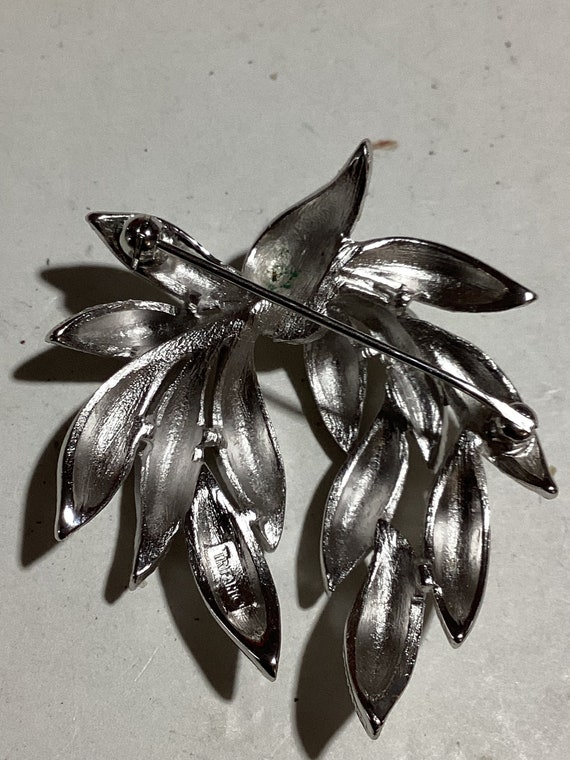 Crown Trifari silvertone brooch - image 3
