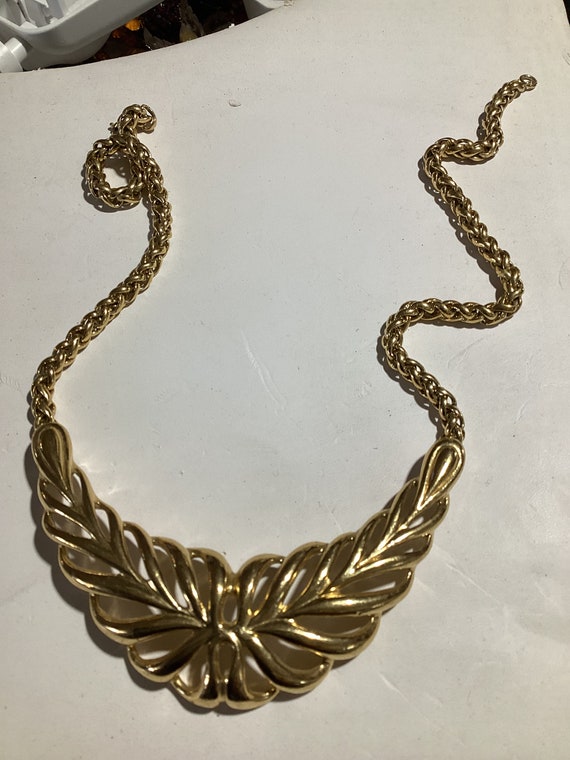 Trifari TM necklace in goldtone - image 2