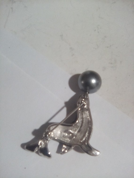 KJL seal pin with gray faux pearl. - image 3