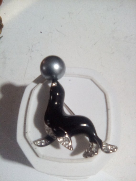 KJL seal pin with gray faux pearl. - image 1