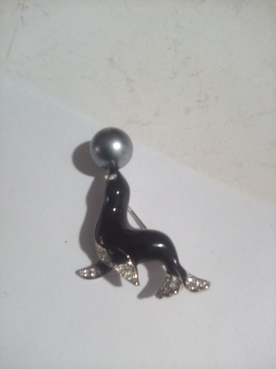 KJL seal pin with gray faux pearl. - image 2