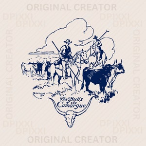 Op de afbeelding: Een vintage illustratie van cowboys te paard die stieren hoeden. De afbeelding is in blauw en wit en bevat de tekst "The Bulls of the Camargue".