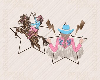 以下が含まれることがあります： ピンクとブルーのカラーリングをしたカウガール2人。1人のカウガールは、ピンクとブラックの鞍をつけた茶色の馬に乗っています。もう1人のカウガールは、青いカウボーイハットとフリンジのついたピンクのジャケットを着ています。2人のカウガールは、茶色と白の星の前に立っています。