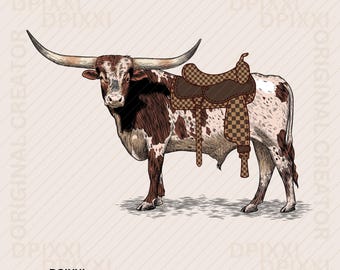Pode incluir: Ilustração de um boi Longhorn do Texas com uma sela. O boi tem chifres longos e curvos e uma pelagem manchada marrom e branca. A sela é marrom com um padrão xadrez. A imagem tem um estilo vintage desenhado à mão.