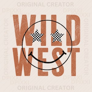 Puede incluir: Un dise&ntilde;o gr&aacute;fico marr&oacute;n y blanco con el texto "WILD WEST" en una fuente desgastada. El gr&aacute;fico presenta una cara sonriente con estrellas a cuadros para los ojos.