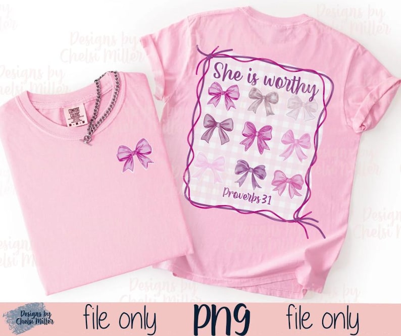 Pu&ograve; includere: Due magliette rosa chiaro. Una maglietta ha una piccola grafica a fiocco sul davanti. L'altra maglietta ha un disegno sul retro con la scritta "She is worthy" e grafiche a fiocco. &Egrave; presente anche il testo "Proverbs 31".