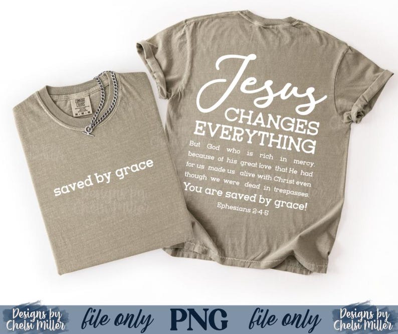 K&ouml;nnte beinhalten: Zwei olivgr&uuml;ne T-Shirts. Auf einem Shirt steht in wei&szlig;er Schrift "saved by grace". Das andere Shirt hat den Text "Jesus Changes Everything" mit einem Bibelvers. Die Shirts werden auf wei&szlig;em Hintergrund gezeigt.