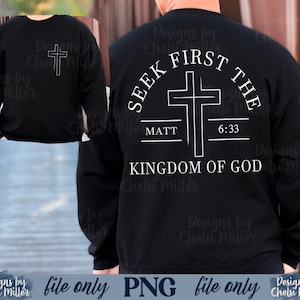 Op de afbeelding: Zwart sweatshirt met een witte kruisafbeelding op de voor- en achterkant. Het ontwerp op de achterkant bevat de tekst "SEEK FIRST THE KINGDOM OF GOD" met de verwijzing "MATT 6:33". De voorkant heeft een eenvoudig kruis.