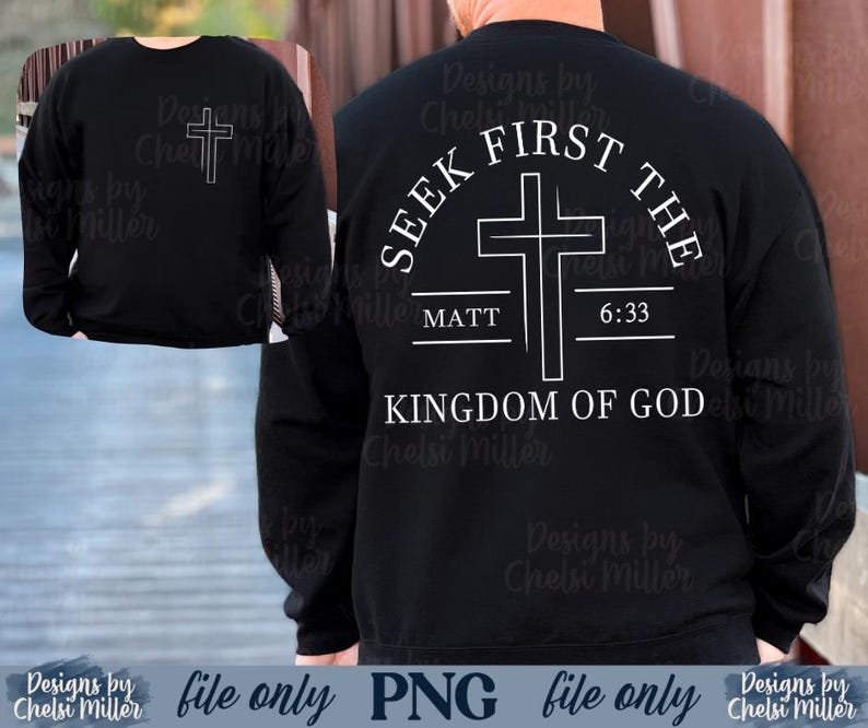 Op de afbeelding: Zwart sweatshirt met een witte kruisafbeelding op de voor- en achterkant. Het ontwerp op de achterkant bevat de tekst "SEEK FIRST THE KINGDOM OF GOD" met de verwijzing "MATT 6:33". De voorkant heeft een eenvoudig kruis.