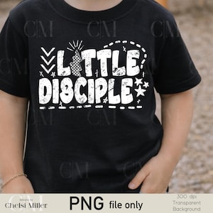 Könnte beinhalten: Schwarzes T-Shirt mit dem Text "LITTLE DISCIPLE" in einer verwitterten weißen Schrift. Das Design umfasst Pfeile, Sterne und eine Zielflagge. Das Shirt ist eine PNG-Datei.