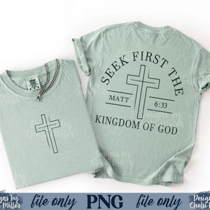 Op de afbeelding: Twee lichtgroene T-shirts. E&eacute;n shirt heeft een kruis en een zilveren ketting. Het andere shirt heeft de tekst "SEEK FIRST THE KINGDOM OF GOD" met een kruis en de tekst "MATT 6:33".