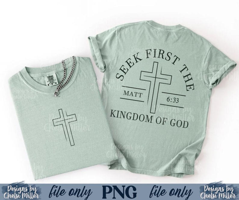 Op de afbeelding: Twee lichtgroene T-shirts. E&eacute;n shirt heeft een kruis en een zilveren ketting. Het andere shirt heeft de tekst "SEEK FIRST THE KINGDOM OF GOD" met een kruis en de tekst "MATT 6:33".