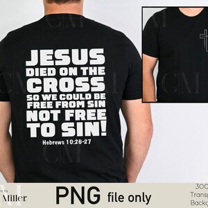 Könnte beinhalten: Schwarzes T-Shirt mit weißem Text auf der Rückseite: "JESUS DIED ON THE CROSS SO WE COULD BE FREE FROM SIN NOT FREE TO SIN!" Hebräer 10:26-27. Ein kleineres Bild zeigt ein schwarzes T-Shirt mit einem weißen Kreuz. "PNG file only" ist ebenfalls sichtbar.
