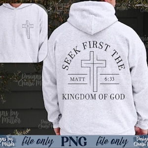 Puede incluir: Una sudadera con capucha gris claro con un gráfico de cruz en la parte delantera y trasera. La parte trasera de la sudadera con capucha presenta el texto "SEEK FIRST THE KINGDOM OF GOD" con "MATT 6:33" debajo de un gráfico de cruz.