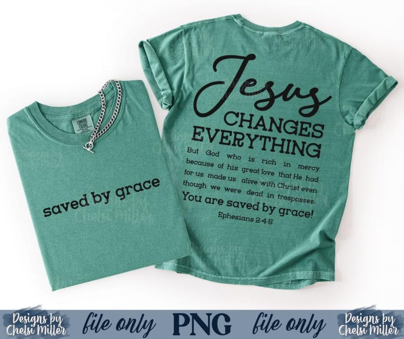 K&ouml;nnte beinhalten: Zwei teal-farbene T-Shirts. Eines hat den Text "saved by grace" in Schwarz. Das andere hat den Text "Jesus Changes Everything" mit einem Bibelvers. Eine silberne Halskette befindet sich auf dem ersten T-Shirt.