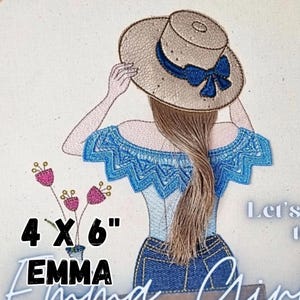 Puede incluir: Diseño bordado de una mujer con cabello largo y castaño que lleva un top azul y blanco sin hombros, jeans azules y un sombrero de paja marrón con un lazo azul. El diseño mide 4 x 6 pulgadas e incluye el texto "Emma".