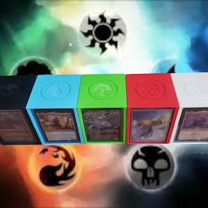 Peut inclure: Cinq boîtes de cartes de couleurs différentes avec des symboles sur le devant. Les boîtes sont noires, bleues, vertes, rouges et blanches. Les symboles sont un cercle noir, une flamme bleue, un arbre vert, un tourbillon rouge et un cercle blanc.