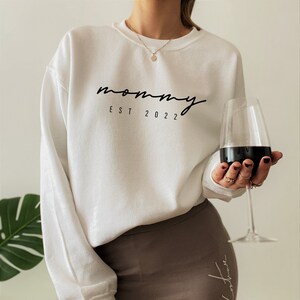 Mommy Est Sweatshirt,Minimalist Mama Hoodie,Mommy Est 2022 Sweater,Mom Life Shirt,Pregnancy Announcement Tee,New Mom Gift,Gift For Mom,G5011