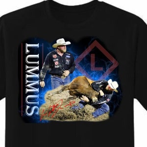 以下が含まれることがあります： 黒いTシャツ。ロデオをテーマにしたグラフィック。デザインには、ブルライダー、青い背景に白い文字で「LUMMUS」という名前、文字「L」の赤いひし形、署名が含まれています。