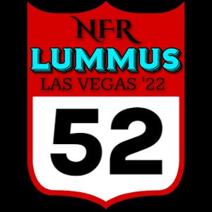 Op de afbeelding: Een rood, wit en zwart bord met de tekst "NFR LUMMUS LAS VEGAS '22" en het nummer "52". Het bord heeft de vorm van een schild met een rode rand en een witte binnenkant. Het woord "LUMMUS" is turquoise.