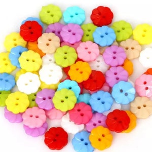 5 bottoni fantasia in resina a forma di fiore multicolore per ragazze che lavorano a maglia all&#39;uncinetto