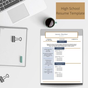 Op de afbeelding: Een cv-sjabloon voor de middelbare school met een grijs en blauw kleurenschema. Het sjabloon bevat secties voor opleiding, ervaring, prestaties, buitenschoolse activiteiten en kernvaardigheden. De tekst "Jason Decker" staat bovenaan de pagina.