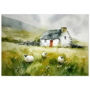 Puede incluir: Pintura de acuarela de un paisaje rural con una casa blanca con puerta roja y tejado de piedra. Tres ovejas pastan en un campo de hierba verde alta y flores silvestres. Una montaña se ve al fondo.