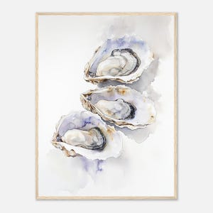 Könnte beinhalten: Drei Aquarellbilder von Austern auf weißem Hintergrund. Die Austern sind vertikal übereinander angeordnet, wobei die größte Auster oben und die kleinste unten ist. Die Austern sind in Weiß-, Grau- und Brauntönen gemalt.