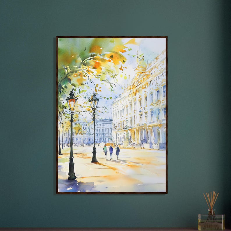 Op de afbeelding: Een aquarel schilderij van een stadstraat met gebouwen, bomen en mensen die lopen. De gebouwen zijn wit met gele accenten en de bomen hebben groene en gele bladeren. De mensen dragen jassen en hoeden. De straat is geplaveid en er zijn lantaarnpalen aan beide kanten.