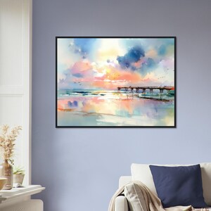 Puede incluir: Una impresi&oacute;n de arte mural enmarcada que presenta una pintura en acuarela de un muelle de madera que se extiende hacia un oc&eacute;ano tranquilo al atardecer. El cielo est&aacute; lleno de nubes suaves en tonos rosa, naranja, azul y morado, reflejadas.