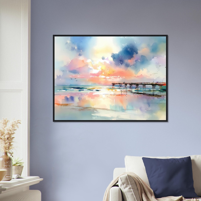 Puede incluir: Una impresi&oacute;n de arte mural enmarcada que presenta una pintura en acuarela de un muelle de madera que se extiende hacia un oc&eacute;ano tranquilo al atardecer. El cielo est&aacute; lleno de nubes suaves en tonos rosa, naranja, azul y morado, reflejadas.