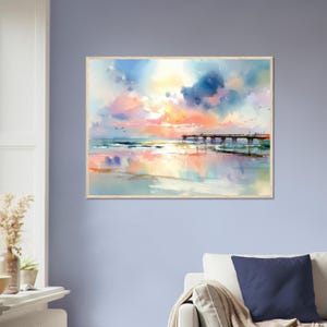 Puede incluir: Una impresi&oacute;n de arte mural rectangular que presenta una pintura en acuarela de un muelle de madera que se extiende hacia un oc&eacute;ano tranquilo al atardecer. El cielo est&aacute; lleno de nubes suaves en tonos rosa, naranja y azul, reflejadas en el agua.