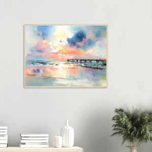 Puede incluir: Una impresi&oacute;n de arte mural rectangular que presenta una acuarela de un muelle de madera que se extiende hacia el oc&eacute;ano al atardecer. El cielo est&aacute; lleno de nubes suaves en tonos rosa, naranja, azul y amarillo, reflej&aacute;ndose en el agua.