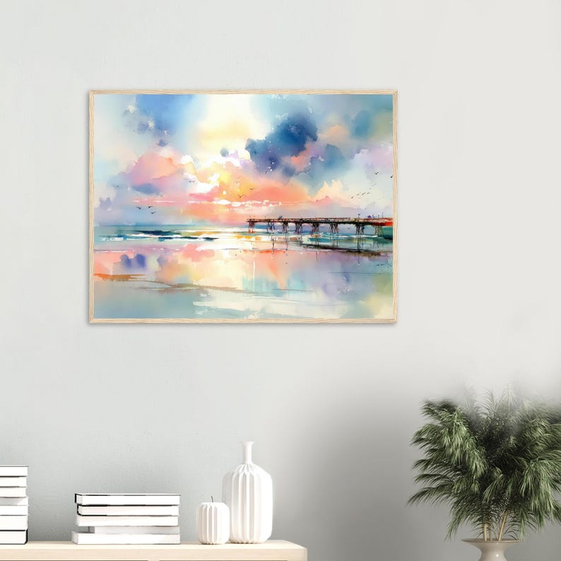 Puede incluir: Una impresi&oacute;n de arte mural rectangular que presenta una acuarela de un muelle de madera que se extiende hacia el oc&eacute;ano al atardecer. El cielo est&aacute; lleno de nubes suaves en tonos rosa, naranja, azul y amarillo, reflej&aacute;ndose en el agua.