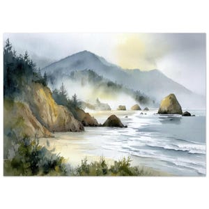 Könnte beinhalten: Aquarellmalerei einer Küstenlandschaft. Das Kunstwerk zeigt einen Strand mit Wellen, Felsklippen und fernen Bergen. Die Farbpalette umfasst Blau-, Grün- und Brauntöne mit einer weichen, dunstigen Atmosphäre.