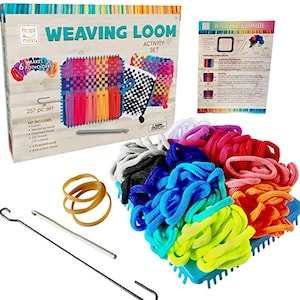 Puede incluir: Un conjunto de actividades de telar con una base azul, un telar, un gancho de ganchillo, un gancho de tejido, gomas el&aacute;sticas de varios colores e instrucciones. El conjunto hace 6 agarraderas.