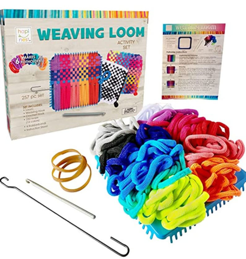 Puede incluir: Un conjunto de actividades de telar con una base azul, un telar, un gancho de ganchillo, un gancho de tejido, gomas el&aacute;sticas de varios colores e instrucciones. El conjunto hace 6 agarraderas.