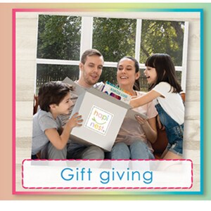 Puede incluir: Un telar de punto de pl&aacute;stico azul de 19 cm de dimensiones. El telar se muestra en una caja de regalo con las palabras "Happy Knots" en la caja. La imagen tambi&eacute;n muestra a personas tejiendo con el telar y disfrutando de la artesan&iacute;a.