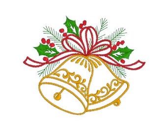 Op de afbeelding: Twee gouden bellen met een rode strik en groene hulstbladeren. De bellen hebben een decoratief ontwerp en zijn met een rood lint aan elkaar gebonden.