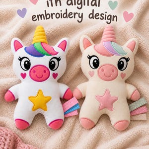 Könnte beinhalten: Zwei Einhorn-Plüschtiere mit gestickten Details, darunter ein gelbes Horn links und ein rosa Horn rechts. Der Text "ith digital embroidery design" steht über den Einhörnern, begleitet von kleinen Herzsymbolen.